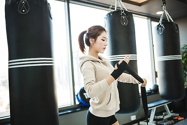 포토 JPG 여자 실내 한명 상반신 20대 성인 옆모습 운동복 운동 권투 한국인 체육관 후드집업 감싸기 스트랩 청년여자한명만 성인여자한명만 국내포토 1 옷 뷰포인트 모션 건강 사람 동양인 청년 내부 격투기 겉옷 여자한명만 성인여자만 청년여자만 파일형식