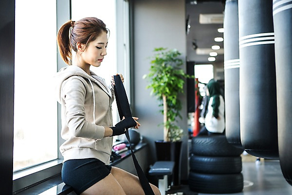 포토 JPG 여자 실내 한명 상반신 20대 성인 옆모습 운동복 운동 권투 한국인 체육관 창틀 걸터앉기 후드집업 감싸기 스트랩 청년여자한명만 성인여자한명만 국내포토 1 옷 뷰포인트 창문 모션 건강 사람 앉기 동양인 청년 내부 격투기 겉옷 여자한명만 성인여자만 청년여자만 파일형식