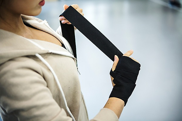 포토 JPG 여자 실내 한명 상반신 20대 성인 옆모습 운동복 운동 권투 한국인 체육관 후드집업 감싸기 스트랩 국내포토 1 옷 뷰포인트 모션 건강 사람 동양인 청년 내부 격투기 겉옷 파일형식