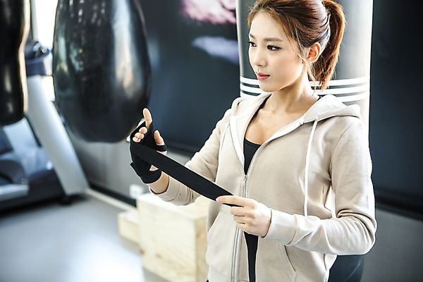 포토 JPG 여자 실내 한명 상반신 20대 성인 운동복 운동 권투 한국인 체육관 후드집업 감싸기 스트랩 청년여자한명만 성인여자한명만 국내포토 1 옷 모션 건강 사람 동양인 청년 내부 격투기 겉옷 여자한명만 성인여자만 청년여자만 파일형식