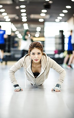 포토 JPG 여자 엎드리기 실내 한명 상반신 20대 성인 앞모습 운동복 운동 권투 한국인 목표 팔굽혀펴기 체육관 열정 후드집업 헬스장갑 청년여자한명만 성인여자한명만 맨몸운동 국내포토 1 옷 감정 뷰포인트 장갑 컨셉 모션 건강 사람 동양인 청년 내부 격투기 겉옷 여자한명만 성인여자만 청년여자만 파일형식