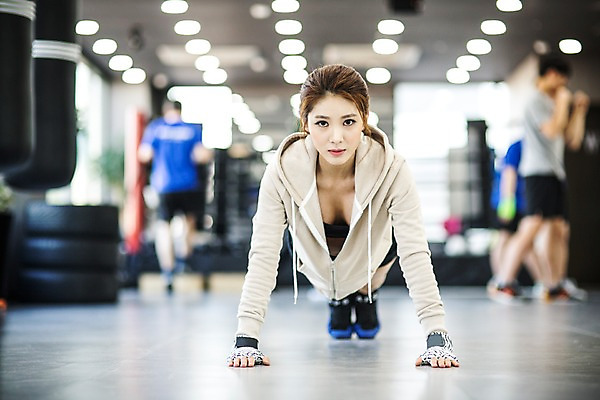 포토 JPG 전신 여자 엎드리기 실내 한명 20대 성인 앞모습 운동복 운동 권투 한국인 목표 팔굽혀펴기 체육관 열정 후드집업 헬스장갑 청년여자한명만 성인여자한명만 맨몸운동 국내포토 1 옷 감정 뷰포인트 장갑 컨셉 모션 건강 사람 동양인 청년 내부 격투기 겉옷 여자한명만 성인여자만 청년여자만 파일형식