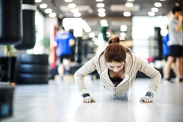 포토 JPG 여자 엎드리기 실내 한명 상반신 20대 성인 앞모습 운동복 운동 권투 한국인 목표 팔굽혀펴기 체육관 열정 후드집업 헬스장갑 청년여자한명만 성인여자한명만 맨몸운동 국내포토 1 옷 감정 뷰포인트 장갑 컨셉 모션 건강 사람 동양인 청년 내부 격투기 겉옷 여자한명만 성인여자만 청년여자만 파일형식
