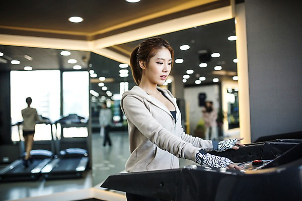 포토 JPG 여자 실내 한명 상반신 20대 성인 옆모습 운동복 운동 걷기 한국인 목표 체육관 열정 런닝머신 후드집업 헬스장갑 청년여자한명만 성인여자한명만 국내포토 1 옷 감정 뷰포인트 장갑 컨셉 모션 건강 사람 동양인 청년 내부 운동기구 겉옷 여자한명만 성인여자만 청년여자만 파일형식