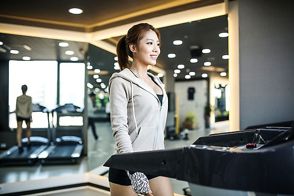 포토 JPG 여자 실내 한명 미소 상반신 20대 성인 옆모습 운동복 운동 걷기 한국인 목표 체육관 열정 런닝머신 후드집업 헬스장갑 청년여자한명만 성인여자한명만 국내포토 1 옷 감정 뷰포인트 장갑 컨셉 모션 표정 건강 사람 동양인 청년 내부 운동기구 겉옷 여자한명만 성인여자만 청년여자만 파일형식