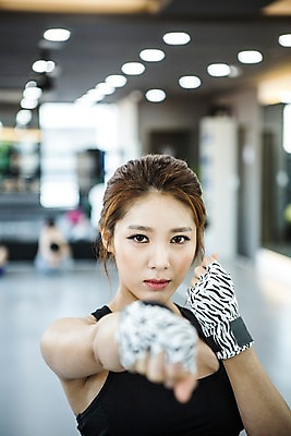 포토 JPG 여자 실내 한명 상반신 20대 성인 앞모습 운동복 운동 주먹 권투 한국인 펀치 목표 체육관 열정 헬스장갑 청년여자한명만 성인여자한명만 국내포토 1 옷 감정 뷰포인트 장갑 컨셉 모션 건강 사람 동양인 청년 내부 격투기 여자한명만 성인여자만 청년여자만 파일형식