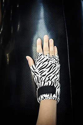 포토 JPG 손 여자 한손 실내 한명 20대 성인 신체부위 운동 권투 한국인 목표 체육관 열정 샌드백 헬스장갑 국내포토 1 감정 장갑 컨셉 건강 사람 동양인 청년 내부 격투기 파일형식