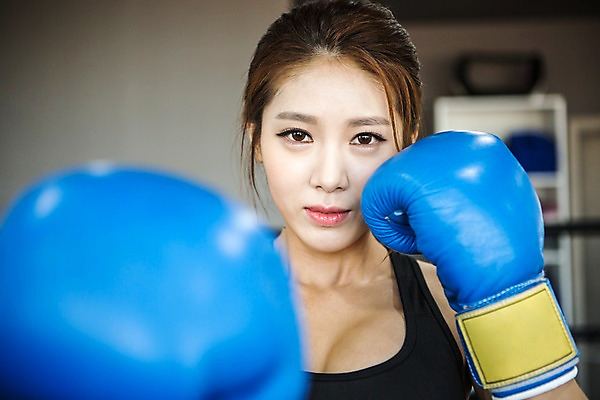 포토 JPG 여자 실내 한명 상반신 20대 성인 앞모습 운동복 운동 권투 한국인 권투글러브 펀치 목표 체육관 열정 청년여자한명만 성인여자한명만 국내포토 1 옷 감정 뷰포인트 컨셉 모션 건강 사람 동양인 청년 내부 격투기 글러브 여자한명만 성인여자만 청년여자만 파일형식