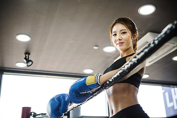 포토 JPG 여자 휴식 실내 한명 상반신 20대 성인 옆모습 운동복 운동 권투 한국인 권투장 권투글러브 체육관 청년여자한명만 성인여자한명만 국내포토 1 옷 뷰포인트 컨셉 스포츠시설 건강 사람 동양인 청년 내부 격투기 글러브 여자한명만 성인여자만 청년여자만 파일형식