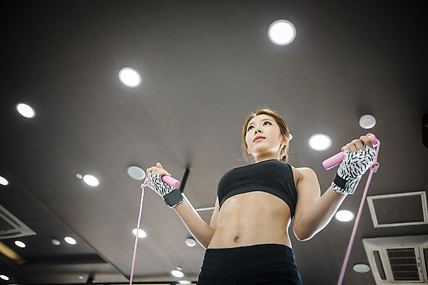 포토 JPG 여자 로우앵글 실내 한명 상반신 20대 성인 앞모습 운동복 운동 권투 한국인 목표 체육관 줄넘기 열정 헬스장갑 청년여자한명만 성인여자한명만 국내포토 1 옷 감정 뷰포인트 장갑 컨셉 건강 사람 동양인 청년 내부 격투기 여자한명만 성인여자만 청년여자만 파일형식