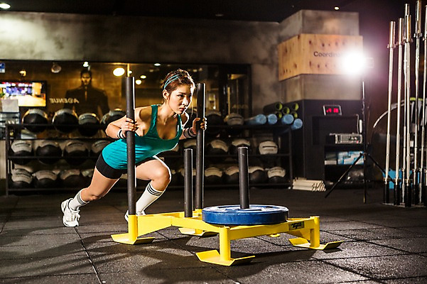 포토 JPG 전신 여자 포즈 실내 한명 서기 20대 성인 운동복 운동 한국인 잡기 목표 체육관 열정 청년여자한명만 성인여자한명만 크로스핏 무릎구부리기 국내포토 1 옷 감정 컨셉 모션 건강 사람 동양인 청년 내부 여자한명만 성인여자만 청년여자만 파일형식