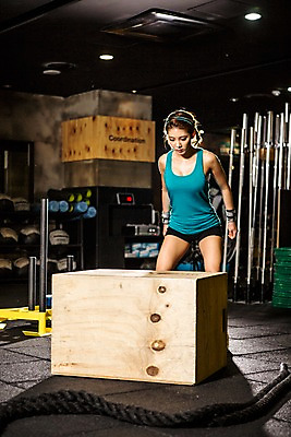 포토 JPG 여자 포즈 실내 한명 서기 상반신 20대 성인 앞모습 운동복 상자 운동 한국인 목표 체육관 열정 청년여자한명만 성인여자한명만 크로스핏 국내포토 1 옷 감정 뷰포인트 컨셉 모션 건강 사람 동양인 청년 내부 여자한명만 성인여자만 청년여자만 파일형식