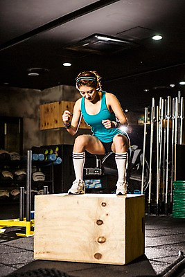 포토 JPG 전신 여자 포즈 실내 한명 앉기 20대 성인 앞모습 운동복 상자 운동 한국인 목표 체육관 열정 기마자세 청년여자한명만 성인여자한명만 크로스핏 국내포토 1 옷 감정 뷰포인트 컨셉 모션 건강 사람 동양인 청년 내부 여자한명만 성인여자만 청년여자만 파일형식