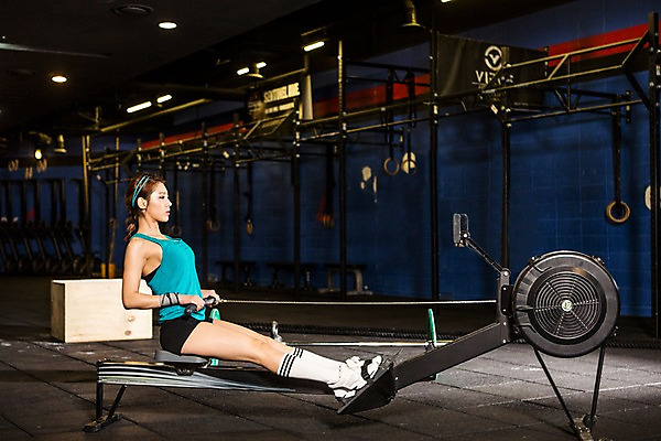 포토 JPG 전신 여자 포즈 실내 한명 앉기 20대 성인 옆모습 운동복 운동 한국인 잡기 목표 체육관 열정 조정 청년여자한명만 성인여자한명만 크로스핏 국내포토 1 옷 감정 뷰포인트 컨셉 모션 건강 사람 동양인 청년 내부 수상스포츠 여자한명만 성인여자만 청년여자만 파일형식