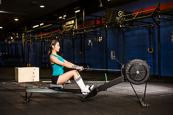 포토 JPG 전신 여자 포즈 실내 한명 앉기 20대 성인 옆모습 운동복 운동 한국인 잡기 목표 체육관 열정 조정 청년여자한명만 성인여자한명만 크로스핏 무릎구부리기 국내포토 1 옷 감정 뷰포인트 컨셉 모션 건강 사람 동양인 청년 내부 수상스포츠 여자한명만 성인여자만 청년여자만 파일형식