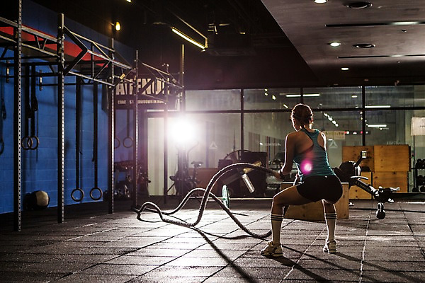 포토 JPG 전신 여자 밧줄 포즈 실내 한명 앉기 20대 성인 뒷모습 운동복 운동 한국인 잡기 목표 체육관 열정 기마자세 청년여자한명만 성인여자한명만 크로스핏 국내포토 1 옷 감정 줄 뷰포인트 컨셉 모션 건강 사람 동양인 청년 내부 여자한명만 성인여자만 청년여자만 파일형식