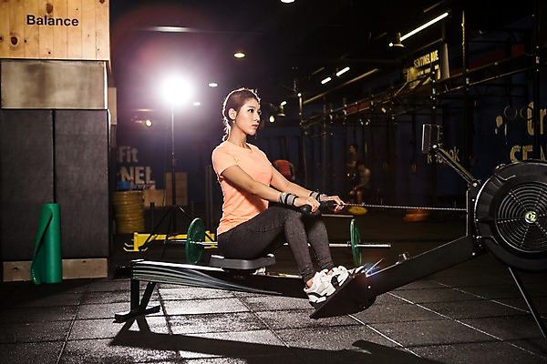 포토 JPG 전신 여자 포즈 실내 한명 앉기 20대 성인 옆모습 운동복 운동 한국인 잡기 목표 체육관 열정 조정 청년여자한명만 성인여자한명만 크로스핏 무릎구부리기 국내포토 1 옷 감정 뷰포인트 컨셉 모션 건강 사람 동양인 청년 내부 수상스포츠 여자한명만 성인여자만 청년여자만 파일형식