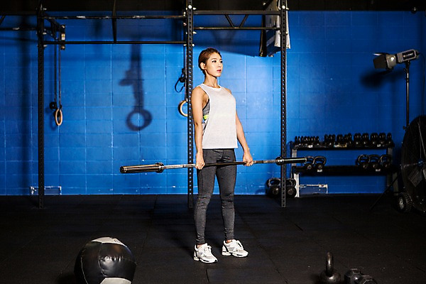 포토 JPG 전신 여자 포즈 실내 한명 서기 들기 20대 성인 운동복 운동 한국인 역기 목표 체육관 열정 청년여자한명만 성인여자한명만 크로스핏 국내포토 1 옷 감정 컨셉 모션 건강 사람 동양인 청년 내부 여자한명만 성인여자만 청년여자만 파일형식