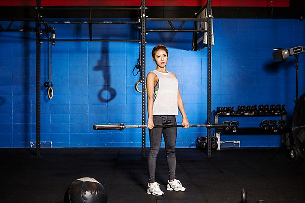 포토 JPG 전신 여자 포즈 실내 한명 서기 들기 20대 성인 운동복 운동 한국인 역기 목표 체육관 열정 청년여자한명만 성인여자한명만 크로스핏 국내포토 1 옷 감정 컨셉 모션 건강 사람 동양인 청년 내부 여자한명만 성인여자만 청년여자만 파일형식