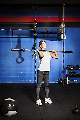 포토 JPG 전신 여자 포즈 실내 한명 서기 들기 20대 성인 운동복 운동 한국인 역기 목표 체육관 열정 청년여자한명만 성인여자한명만 크로스핏 국내포토 1 옷 감정 컨셉 모션 건강 사람 동양인 청년 내부 여자한명만 성인여자만 청년여자만 파일형식