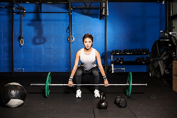 포토 JPG 전신 여자 포즈 실내 한명 앉기 20대 성인 앞모습 운동복 운동 한국인 잡기 역기 목표 체육관 열정 기마자세 청년여자한명만 성인여자한명만 크로스핏 국내포토 1 옷 감정 뷰포인트 컨셉 모션 건강 사람 동양인 청년 내부 여자한명만 성인여자만 청년여자만 파일형식
