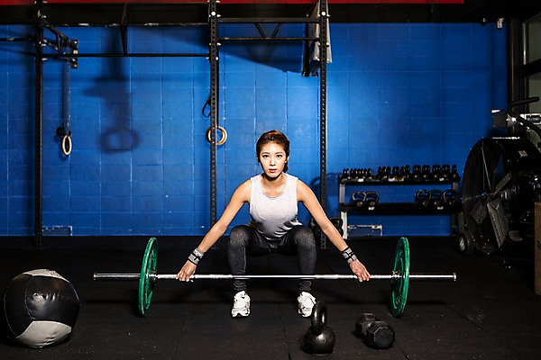 포토 JPG 전신 여자 포즈 실내 한명 앉기 20대 성인 앞모습 운동복 운동 한국인 잡기 역기 목표 체육관 열정 기마자세 청년여자한명만 성인여자한명만 크로스핏 국내포토 1 옷 감정 뷰포인트 컨셉 모션 건강 사람 동양인 청년 내부 여자한명만 성인여자만 청년여자만 파일형식