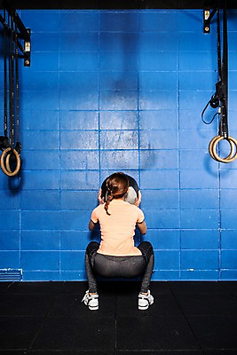 포토 JPG 전신 여자 포즈 공 실내 한명 들기 앉기 20대 성인 뒷모습 운동복 운동 한국인 목표 체육관 열정 청년여자한명만 성인여자한명만 크로스핏 국내포토 1 옷 감정 뷰포인트 컨셉 모션 건강 사람 동양인 청년 내부 여자한명만 성인여자만 청년여자만 파일형식