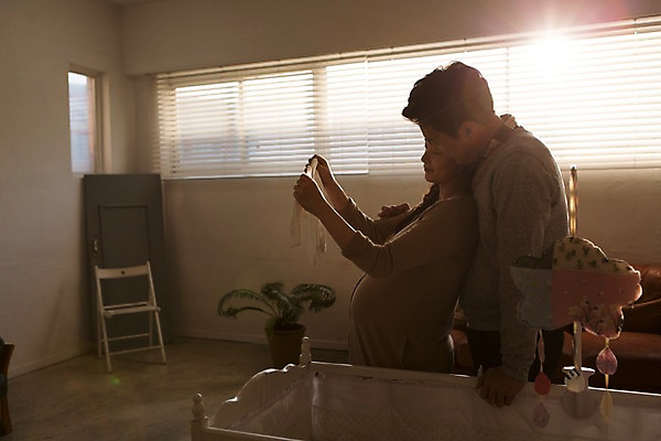 포토 JPG 부부 여자 남자 행복 함께함 실내 사랑 서기 들기 상반신 20대 성인 두명 옆모습 기댐 화목 다정 임산부 한국인 역광 유아복 모빌 청년만 성인만 국내포토 커플 옷 감정 뷰포인트 컨셉 모션 사람 동양인 청년 내부 임신 아기용품 파일형식