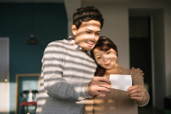 포토 JPG 부부 여자 남자 행복 함께함 실내 그림자 사랑 들기 상반신 20대 성인 두명 앞모습 화목 다정 임산부 한국인 초음파사진 청년만 성인만 국내포토 커플 감정 뷰포인트 컨셉 모션 사람 동양인 청년 내부 임신 파일형식