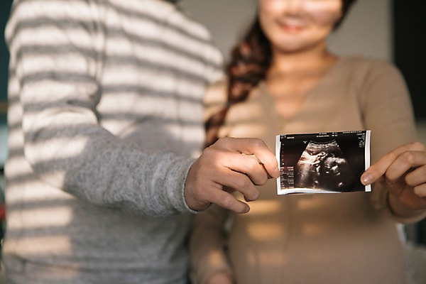포토 JPG 부부 여자 남자 행복 함께함 실내 그림자 사랑 들기 상반신 20대 성인 두명 앞모습 화목 다정 임산부 한국인 초음파사진 국내포토 커플 감정 뷰포인트 컨셉 모션 사람 동양인 청년 내부 임신 파일형식