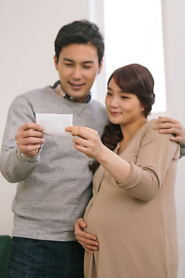 포토 JPG 부부 여자 남자 행복 함께함 실내 사랑 미소 들기 상반신 20대 성인 두명 앞모습 화목 다정 임산부 한국인 초음파사진 청년만 성인만 국내포토 커플 감정 뷰포인트 컨셉 모션 표정 사람 동양인 청년 내부 임신 파일형식