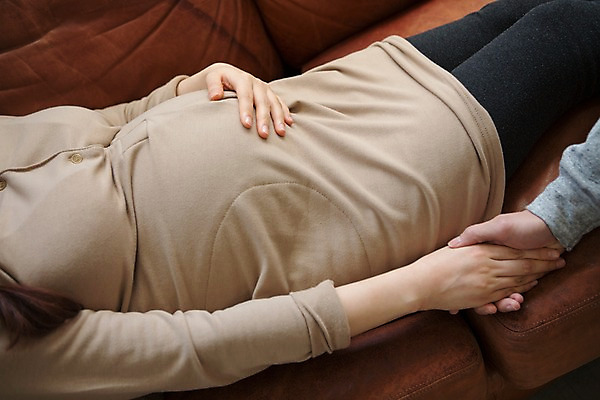 포토 JPG 손 부부 여자 남자 행복 한손 함께함 실내 사랑 상반신 20대 성인 두명 옆모습 신체부위 소파 눕기 손잡기 임산부 한국인 국내포토 커플 감정 뷰포인트 컨셉 의자 모션 사람 동양인 청년 내부 임신 파일형식