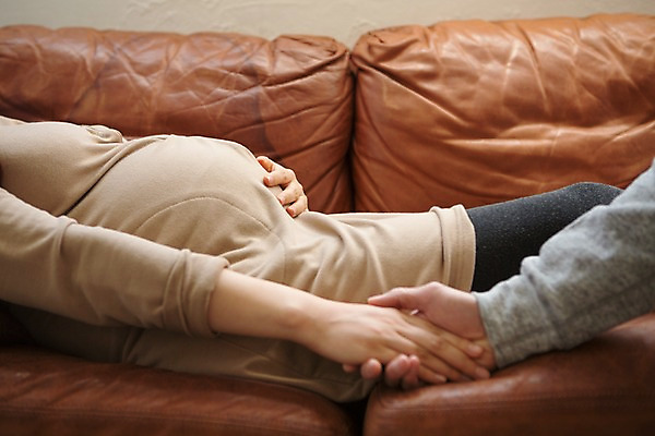 포토 JPG 손 부부 여자 남자 행복 한손 함께함 실내 사랑 상반신 20대 성인 두명 옆모습 신체부위 소파 눕기 손잡기 임산부 한국인 국내포토 커플 감정 뷰포인트 컨셉 의자 모션 사람 동양인 청년 내부 임신 파일형식