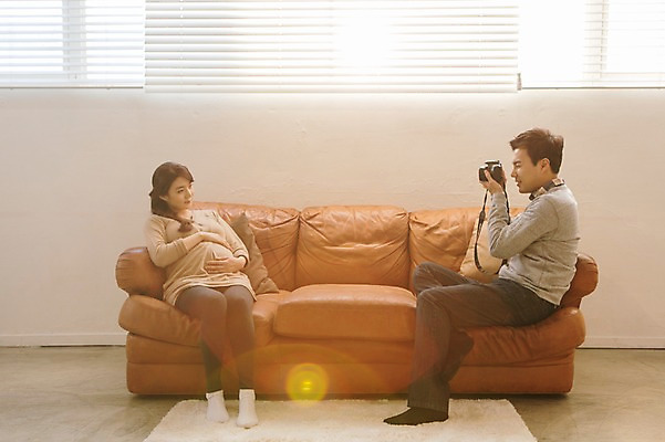 포토 JPG 전신 부부 여자 남자 행복 함께함 실내 사랑 들기 앉기 20대 성인 두명 앞모습 옆모습 소파 사진촬영 화목 다정 임산부 한국인 DSLR 청년만 성인만 국내포토 커플 감정 뷰포인트 컨셉 의자 모션 사람 동양인 청년 내부 카메라 촬영 임신 파일형식