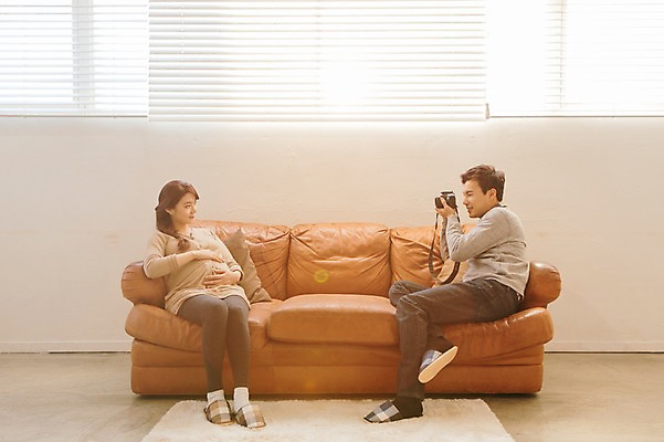 포토 JPG 전신 부부 여자 남자 행복 함께함 실내 사랑 들기 앉기 20대 성인 두명 앞모습 옆모습 소파 사진촬영 화목 다정 임산부 한국인 DSLR 청년만 성인만 국내포토 커플 감정 뷰포인트 컨셉 의자 모션 사람 동양인 청년 내부 카메라 촬영 임신 파일형식