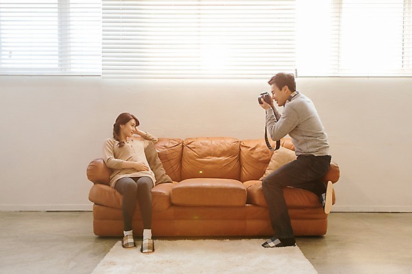 포토 JPG 전신 부부 여자 남자 행복 함께함 실내 사랑 들기 앉기 20대 성인 두명 앞모습 옆모습 소파 사진촬영 화목 다정 임산부 한국인 DSLR 청년만 성인만 국내포토 커플 감정 뷰포인트 컨셉 의자 모션 사람 동양인 청년 내부 카메라 촬영 임신 파일형식
