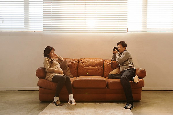 포토 JPG 전신 부부 여자 남자 행복 함께함 실내 사랑 들기 앉기 20대 성인 두명 옆모습 소파 사진촬영 화목 다정 임산부 한국인 DSLR 청년만 성인만 국내포토 커플 감정 뷰포인트 컨셉 의자 모션 사람 동양인 청년 내부 카메라 촬영 임신 파일형식