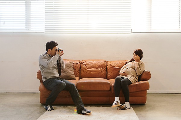 포토 JPG 전신 부부 여자 남자 행복 함께함 실내 사랑 들기 앉기 20대 성인 두명 옆모습 소파 사진촬영 화목 다정 임산부 한국인 DSLR 청년만 성인만 국내포토 커플 감정 뷰포인트 컨셉 의자 모션 사람 동양인 청년 내부 카메라 촬영 임신 파일형식