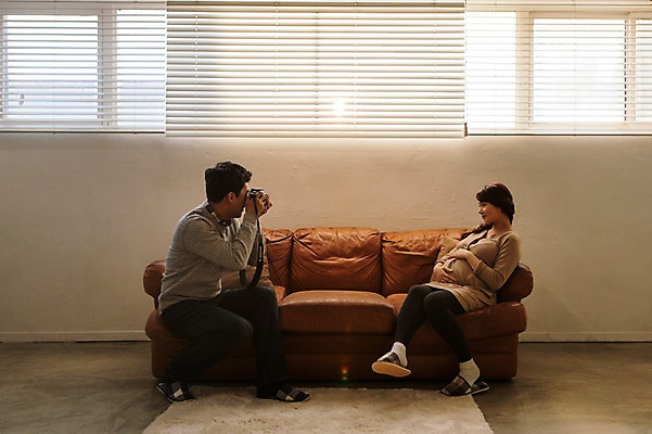 포토 JPG 전신 부부 여자 남자 행복 함께함 실내 사랑 들기 앉기 20대 성인 두명 옆모습 소파 사진촬영 화목 다정 임산부 한국인 DSLR 청년만 성인만 국내포토 커플 감정 뷰포인트 컨셉 의자 모션 사람 동양인 청년 내부 카메라 촬영 임신 파일형식