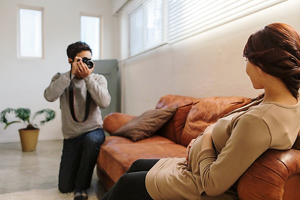 포토 JPG 전신 부부 여자 남자 행복 함께함 실내 사랑 들기 앉기 상반신 20대 성인 두명 앞모습 옆모습 아웃포커스 소파 사진촬영 화목 다정 임산부 한국인 무릎꿇기 DSLR 청년만 성인만 국내포토 커플 감정 뷰포인트 컨셉 의자 모션 촬영기법 사람 동양인 청년 내부 카메라 촬영 임신 파일형식