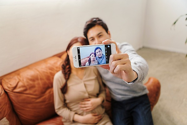 포토 JPG 부부 여자 남자 행복 함께함 실내 사랑 들기 앉기 상반신 20대 성인 두명 앞모습 스마트폰 소파 사진촬영 화목 다정 임산부 한국인 셀프카메라 청년만 성인만 국내포토 커플 감정 뷰포인트 컨셉 의자 모션 사람 동양인 청년 내부 핸드폰 스마트기기 촬영 임신 파일형식
