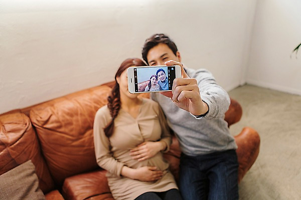 포토 JPG 부부 여자 남자 행복 함께함 실내 사랑 들기 앉기 상반신 20대 성인 두명 앞모습 스마트폰 소파 사진촬영 화목 다정 임산부 한국인 셀프카메라 청년만 성인만 국내포토 커플 감정 뷰포인트 컨셉 의자 모션 사람 동양인 청년 내부 핸드폰 스마트기기 촬영 임신 파일형식