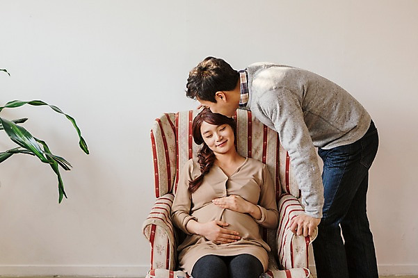 포토 JPG 부부 여자 남자 행복 키스 함께함 실내 허리숙이기 사랑 서기 미소 앉기 상반신 20대 성인 두명 앞모습 옆모습 소파 눈감음 화목 다정 임산부 한국인 청년만 성인만 국내포토 커플 감정 뷰포인트 컨셉 의자 모션 표정 숙이기 사람 동양인 청년 내부 임신 애정표현 파일형식