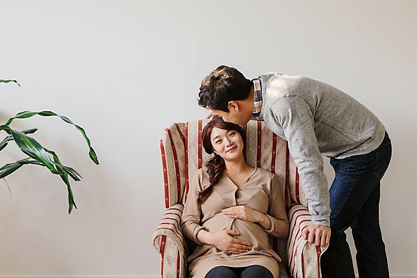 포토 JPG 부부 여자 남자 행복 키스 함께함 실내 허리숙이기 사랑 서기 미소 앉기 상반신 20대 성인 두명 앞모습 옆모습 소파 화목 다정 임산부 한국인 청년만 성인만 국내포토 커플 감정 뷰포인트 컨셉 의자 모션 표정 숙이기 사람 동양인 청년 내부 임신 애정표현 파일형식
