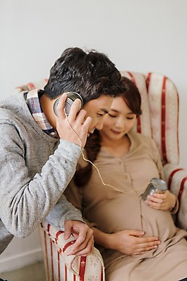 포토 JPG 부부 여자 남자 행복 함께함 실내 사랑 앉기 상반신 20대 성인 두명 앞모습 옆모습 소파 화목 다정 임산부 듣기 한국인 보호 실전화기 호기심 소통 태동 청년만 성인만 국내포토 커플 감정 뷰포인트 컨셉 의자 모션 사람 동양인 청년 내부 임신 파일형식