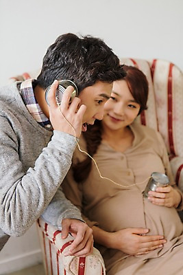 포토 JPG 부부 여자 남자 행복 함께함 실내 사랑 앉기 상반신 20대 성인 두명 앞모습 옆모습 소파 화목 다정 놀람 임산부 듣기 한국인 보호 실전화기 호기심 소통 태동 청년만 성인만 국내포토 커플 감정 뷰포인트 컨셉 의자 모션 표정 사람 동양인 청년 내부 임신 파일형식