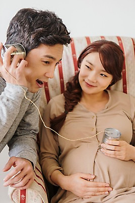 포토 JPG 부부 여자 남자 행복 함께함 실내 사랑 앉기 상반신 20대 성인 두명 앞모습 옆모습 소파 화목 다정 놀람 임산부 듣기 한국인 보호 실전화기 호기심 소통 태동 청년만 성인만 국내포토 커플 감정 뷰포인트 컨셉 의자 모션 표정 사람 동양인 청년 내부 임신 파일형식