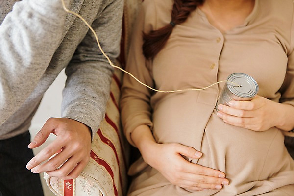 포토 JPG 부부 여자 남자 행복 함께함 실내 사랑 앉기 상반신 20대 성인 두명 앞모습 옆모습 소파 화목 다정 임산부 듣기 한국인 보호 실전화기 호기심 소통 태동 국내포토 커플 감정 뷰포인트 컨셉 의자 모션 사람 동양인 청년 내부 임신 파일형식