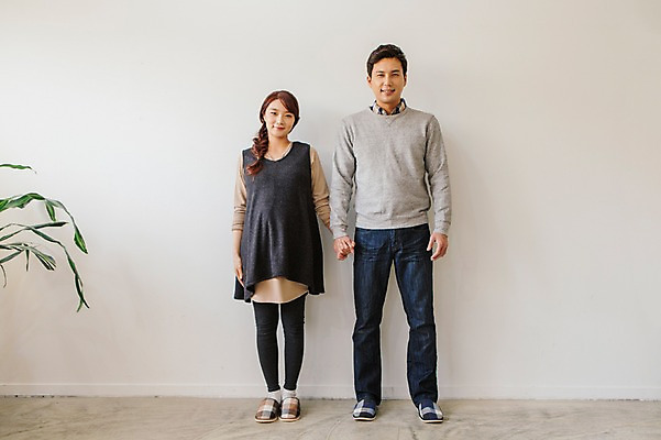 포토 JPG 전신 부부 여자 남자 행복 함께함 실내 사랑 서기 미소 20대 성인 두명 앞모습 손잡기 화목 다정 임산부 한국인 청년만 성인만 국내포토 커플 감정 뷰포인트 컨셉 모션 표정 사람 동양인 청년 내부 임신 파일형식