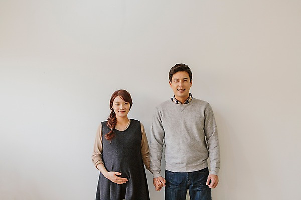 포토 JPG 부부 여자 남자 행복 함께함 실내 사랑 서기 미소 상반신 20대 성인 두명 앞모습 손잡기 화목 다정 임산부 한국인 청년만 성인만 국내포토 커플 감정 뷰포인트 컨셉 모션 표정 사람 동양인 청년 내부 임신 파일형식